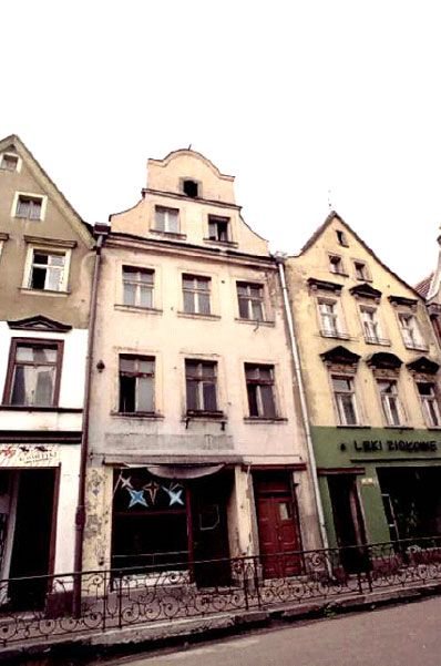Popularny „Herbapol” na ul. Konopnickiej. W tych odrapanych domach trudno rozpoznać reprezentatywne dziś, odnowione kamienice. Wrażenie psują tylko kolorowe pstrokacizną reklamy.