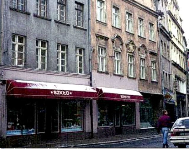 Tu był sklep zwany Central-Bazar z towarami różnymi, obok – skład lnu Haehnela. Oczywiście za niemieckich czasów.
