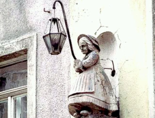 Podobny był los „trzymaczki” na tej samej kamienicy.