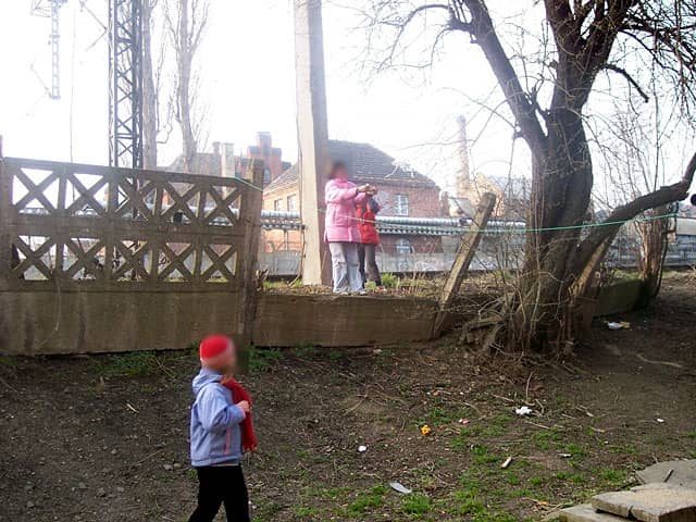 Dzieci często bawią się tuż przy torach.