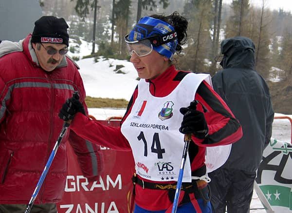 Grupa zawodników ze Szklarskiej Poręby z team liderem Tomaszem Radłowskim.