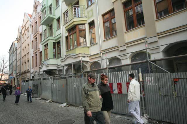 Nowe stylizowane kamienice wrastają w krajobraz miasta. Niebawem zniknie szpecące ogrodzenie.
