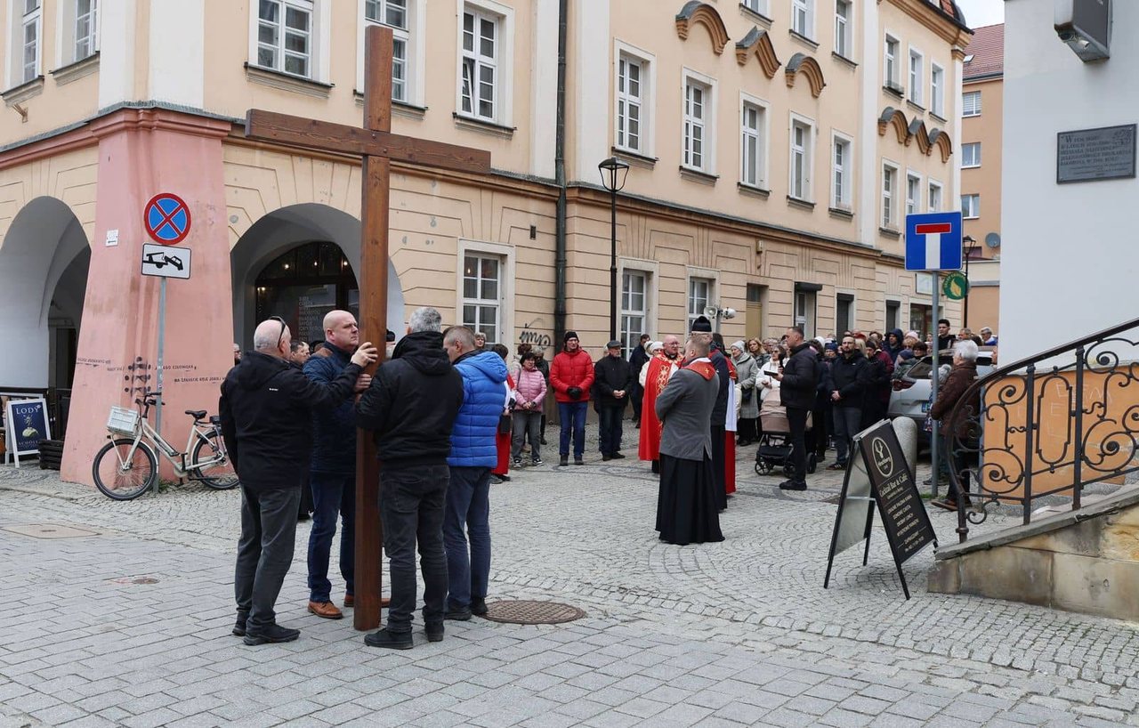 Miejska Droga Krzyżowa w sercu Jeleniej Góry