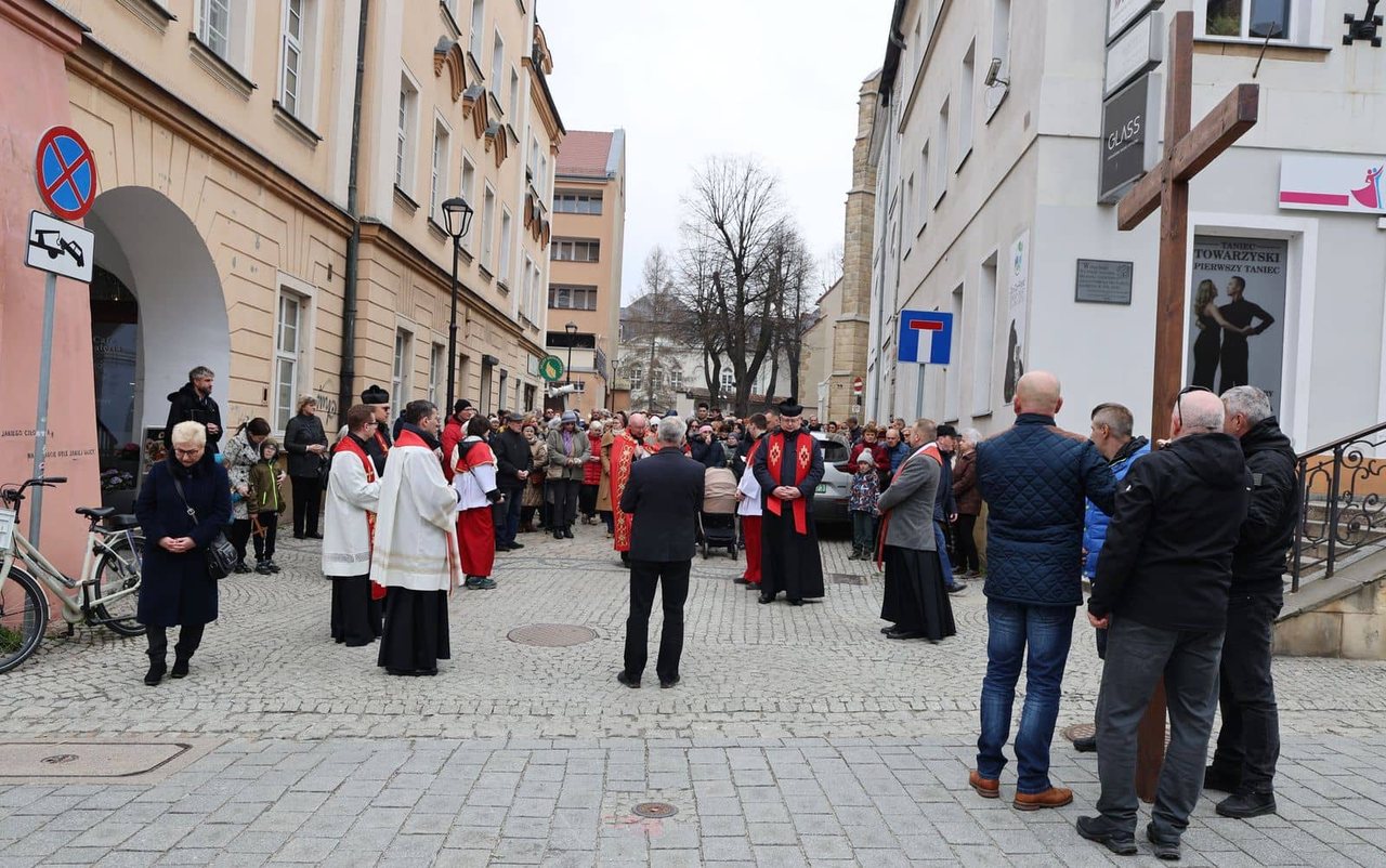Miejska Droga Krzyżowa w sercu Jeleniej Góry