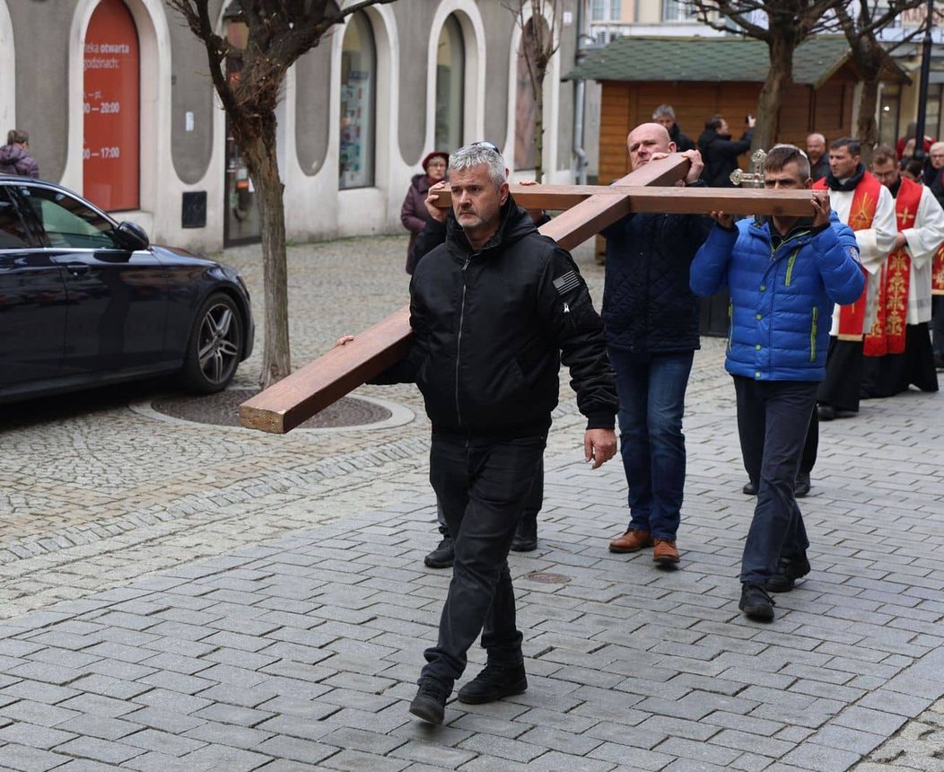 Miejska Droga Krzyżowa w sercu Jeleniej Góry