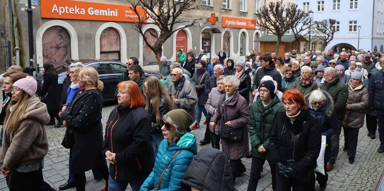 Miejska Droga Krzyżowa w sercu Jeleniej Góry