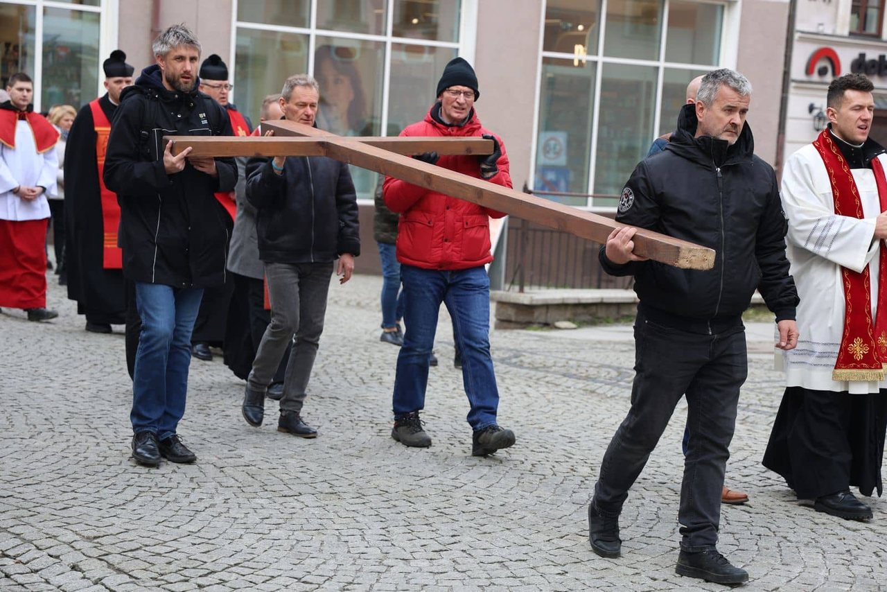 Miejska Droga Krzyżowa w sercu Jeleniej Góry