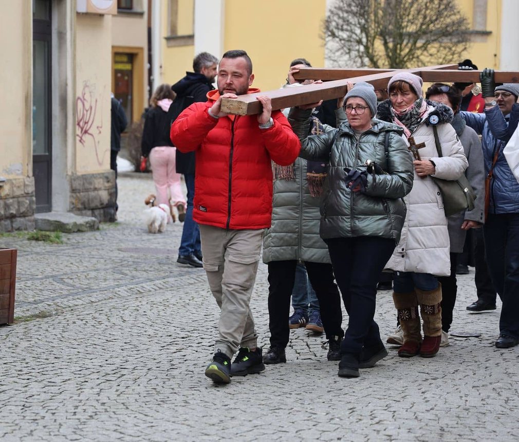 Miejska Droga Krzyżowa w sercu Jeleniej Góry