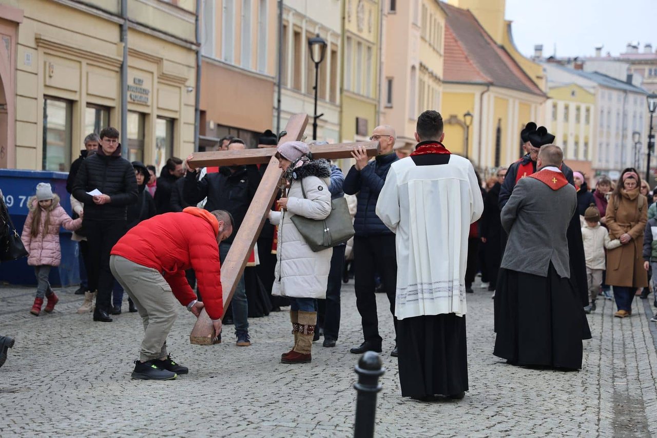 Miejska Droga Krzyżowa w sercu Jeleniej Góry