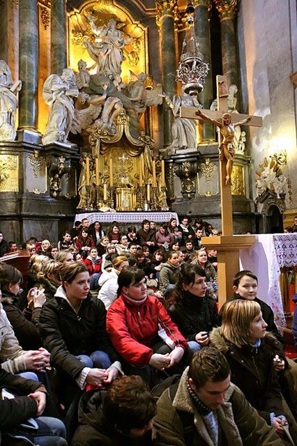 Nauka studniówkowego poloneza pozostała dla maturzystów miłym wspomnieniem. Część z nich w tej samej sali za ponad miesiąc przystąpi do stresującego egzaminu.
