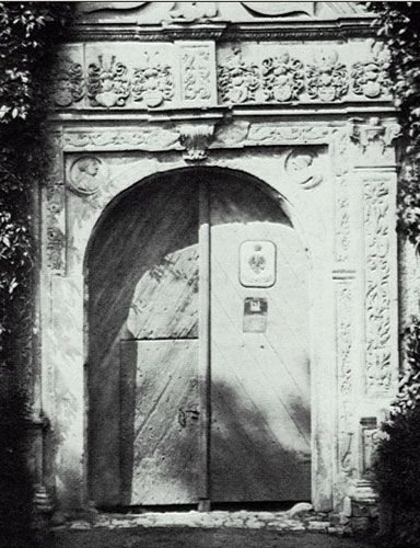 Portal z dworu na Czarnem. Po 1945 roku został zniszczony i rozsypany po okolicznych drogach. Teraz jest sklejany z granitowych pozostałości.