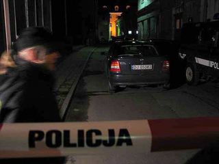 Tajemniczy pakunek umieszczono tymczasowo w betonowym kręgu, znajdującym się po lewej stronie od pojemnika na śmieci.