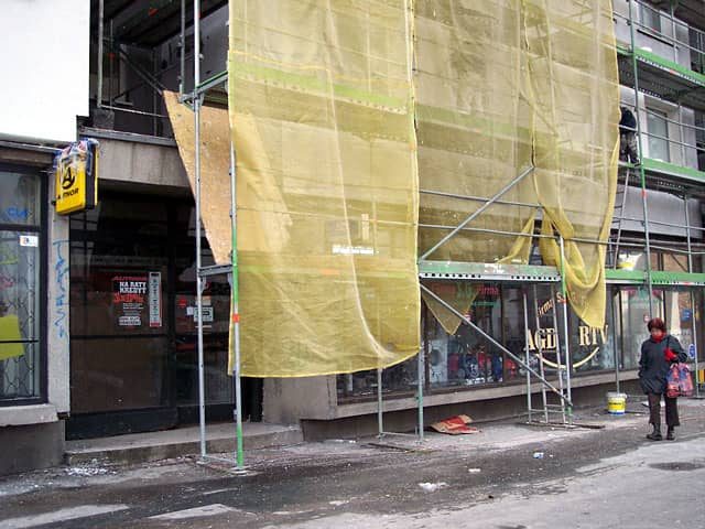 Remont elewacji na pewno poprawi estetykę niezbyt udanych architektonicznie kamienic z lat 70-tych ubiegłego wieku.