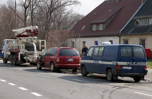 Uszkodzone drzwiczki nadają się tylko do wymiany.