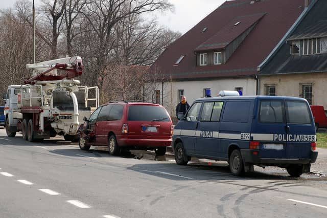 Uszkodzone drzwiczki nadają się tylko do wymiany.