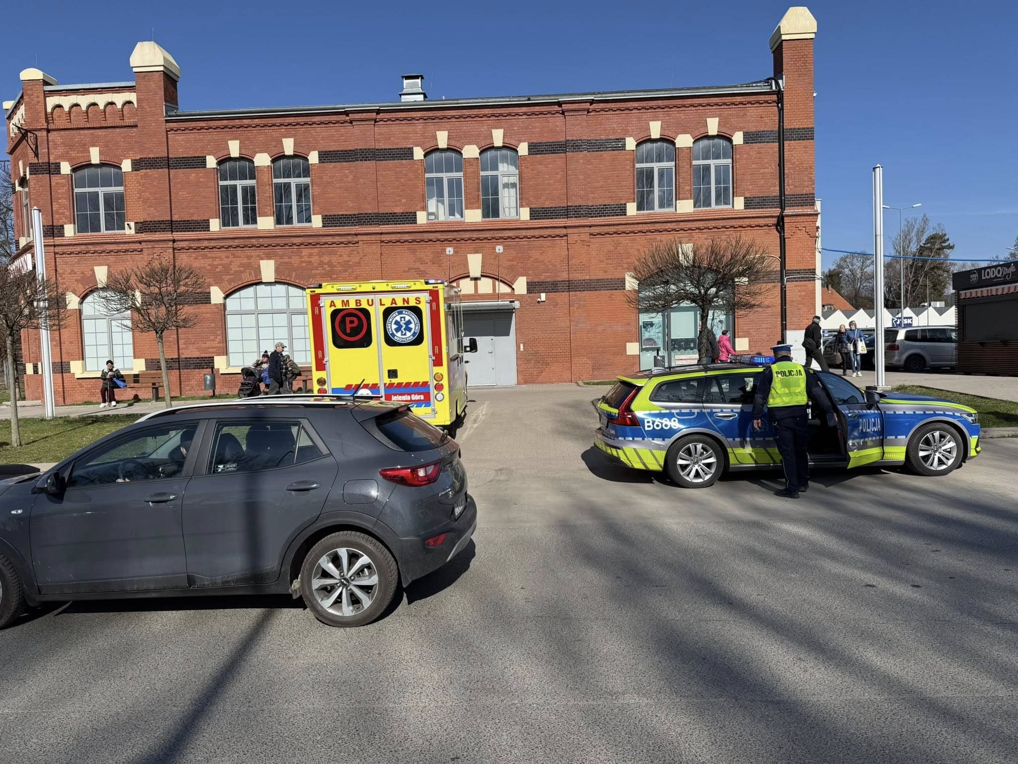 Pijany złodziej wpadł w auto