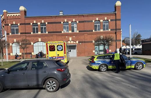Pijany złodziej wpadł w auto