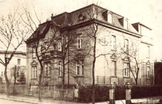 Jedna z rezydencji willowych w centrum Jeleniej Góry. Czy jest to ulica Grottgera (Bergstrasse)?