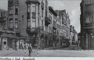 Wobec pełnej zabudowy śródmieścia (na fotografii ul. Długa, Langstrasse), zdecydowano się na ekspansję miasta w kierunku Cieplic.