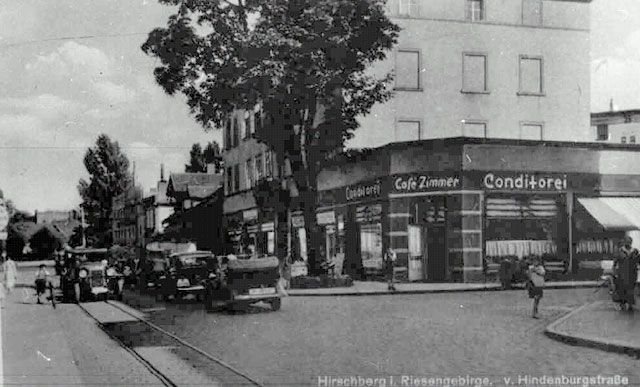 Róg Hindenburgstrasse i Franzstrasse (1 Maja i Okrzei) oraz popularna kawiarnia i cukiernia Zimmera (dziś bar Karzełek). I zagadka: dlaczego zamurowano okna w pobliskiej kamienicy?