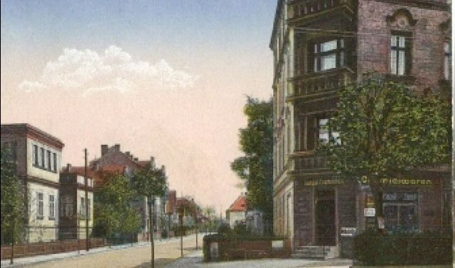 Kochstrasse (Prusa), początek Cunnersdorfu – w widocznej w tle kamienicy zachowało się nawiewowe ogrzewanie kominkowe. Na rogu sklep kolonialny.