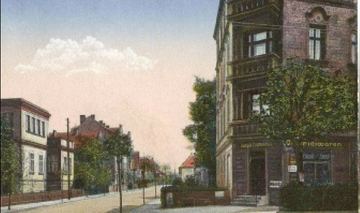 Kochstrasse (Prusa), początek Cunnersdorfu – w widocznej w tle kamienicy zachowało się nawiewowe ogrzewanie kominkowe. Na rogu sklep kolonialny.