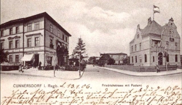 Cunnersdorfu ciąg dalszy. Urząd pocztowy, dziś znany jako tzw. mała poczta. Niemal naprzeciw skromna kamienica na rogu Warmbrunnerstrasse (Wolności) oraz T. Koernerstrasse (Powstań