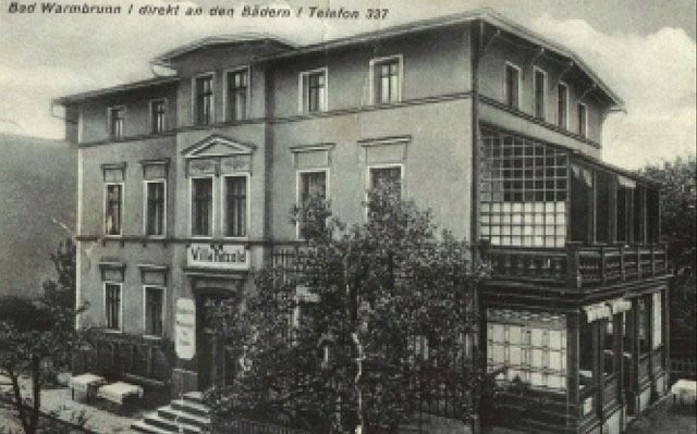 Willa w Cieplicach – drewniane werandy dzieło rąk rzemieślników z cieplickiej szkoły snycerskiej.