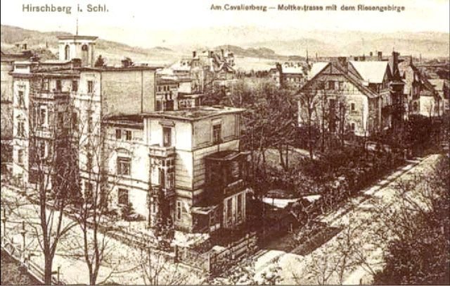 Moltkestrasse (Krasickiego) u stóp Wzgórza Kościuszki (Cavalierberg). Znalazły się tam zarówno rezydencje, jak i wielorodzinne kamienice mieszczańskie. Taki widok tego zakątka zach