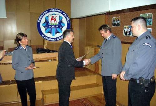 Mł. insp. Zbigniew Ciosmak gratuluje wyróżnionym.