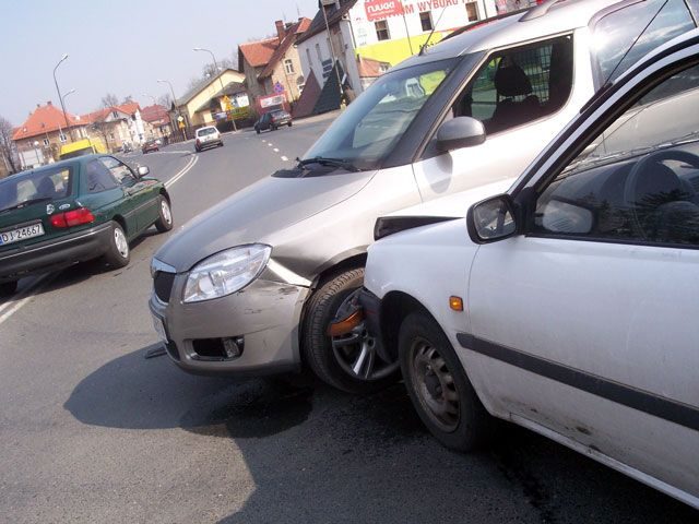Kierowca skody najpewniej wymusił pierwszeństwo, ale ustali to dokładnie policja.