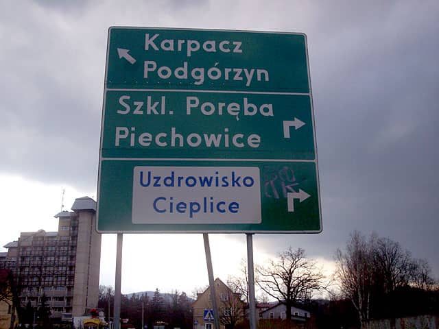 Teraz przyjezdni kierowcy już nie mają problemu z trafieniem z Cieplic do miejscowości Kotliny Jeleniogórskiej. Za to piesi powinni uważać przechodząc obok znaku.