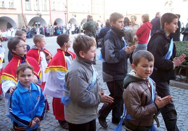 Biskup legnicki Stefan Cichy podczas mszy na placu Ratuszowym.
