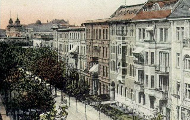 Najważniejsze jest tło: imponująca sylweta Domu Sztuki i Zgromadzeń (Teatr Jeleniogórski).
