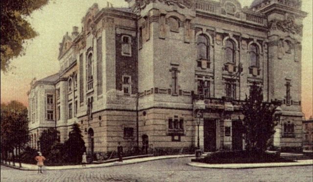 Podjazd do gmachu teatru jeleniogórskiego – dziś nieisnitejący. W jego miejsce położono poślizgowe płyty granitowe.