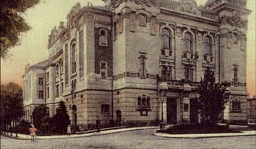 Podjazd do gmachu teatru jeleniogórskiego – dziś nieisnitejący. W jego miejsce położono poślizgowe płyty granitowe.