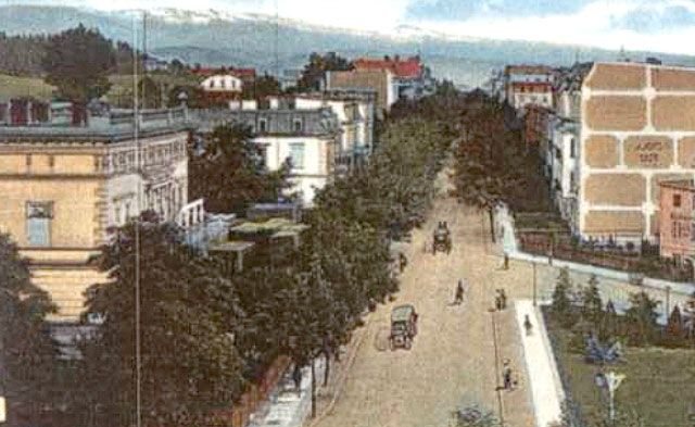 Kamienica z rokiem powstania: Anno 1907, dziś ściana przeznaczona na reklamowe plakaty.