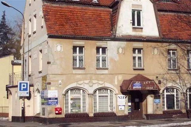 Dawny zajazd z restauracją i hotelikiem. Dziś siedziba kilku firm, lokal Naczelnej Organizacji Technicznej. Patrząc na szyldy można dostać oczopląsu.