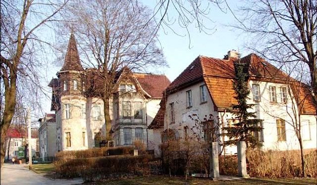 Jesienny widok o zachodzie słońca willowej części Wojska Polskiego. Naprzeciwko rezydencji z 1916 roku – restauracyjne bunkry z lat 70-tych. Na szczęście nie zmieściły się w kadrze