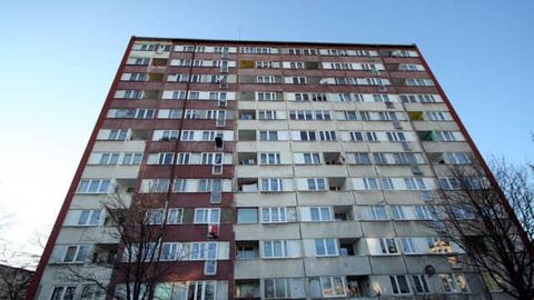 Wieżowiec przy ulicy Różyckiego 10 jest jednym z najstarszych na Zabobrzu. Ostatni raz malowany był kilknaście lat temu.