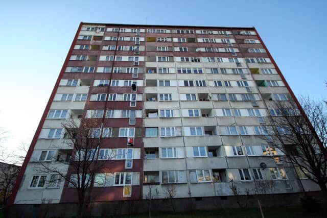 Wieżowiec przy ulicy Różyckiego 10 jest jednym z najstarszych na Zabobrzu. Ostatni raz malowany był kilknaście lat temu.