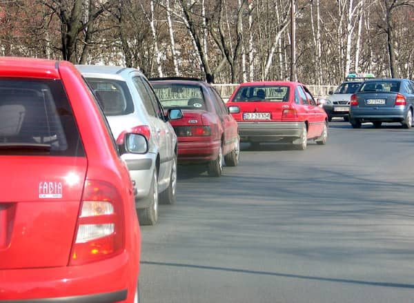 Na wiadukcie przy ul. Wojska Polskiego kolejki pojazdów ustawiają się już od rana.