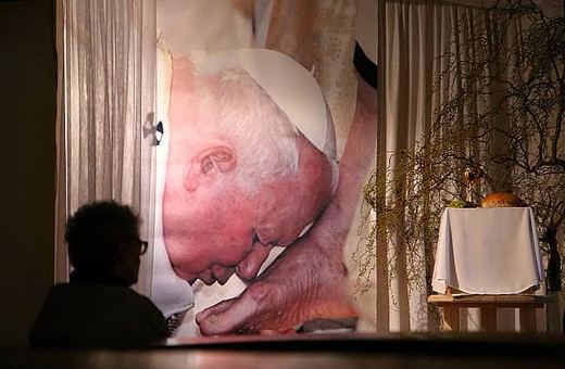 Wierni od przedpołudnia gromadzili się na modlitwie w jeleniogórskich świątyniach.
