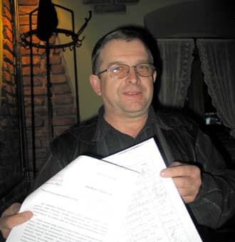 – Chcemy, by w naszym mieście było bezpieczniej – mówi Adam Bolek, prezentując pismo mieszkańców.