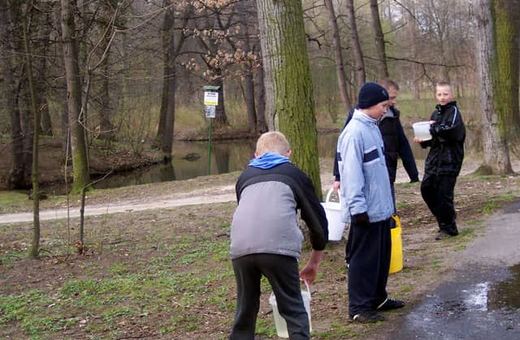 Młodzi mieszkańcy Cieplic podczas przedpołudniowego śmigusa dyngusa w parku Norweskim nie przeszkadzali nikomu.