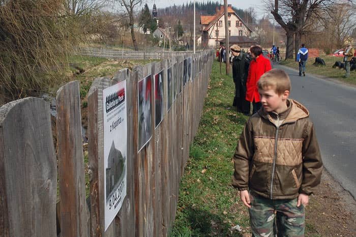 Galeria na płocie sołtysa to z pozoru miejsce zwyczajne, ale dzięki zdjęciom nabierające innego wymiaru.