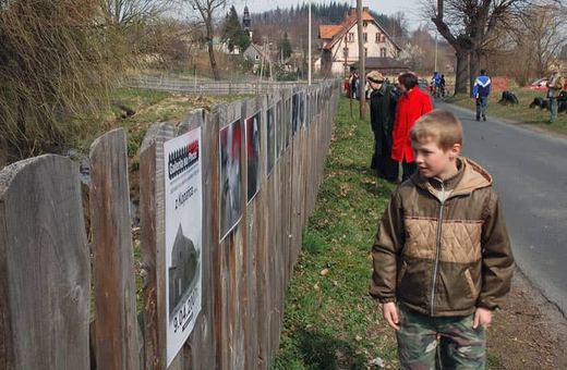 Galeria na płocie sołtysa to z pozoru miejsce zwyczajne, ale dzięki zdjęciom nabierające innego wymiaru.