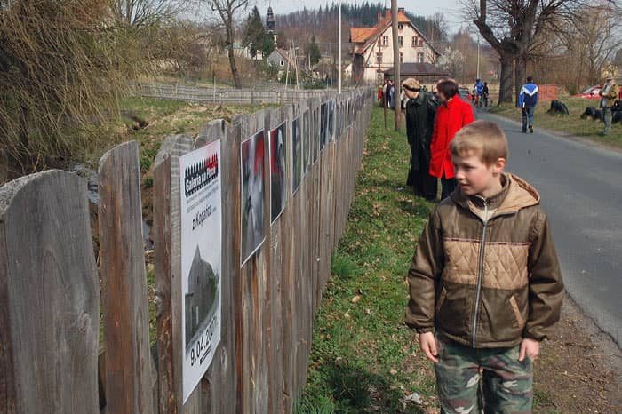 Galeria na płocie sołtysa to z pozoru miejsce zwyczajne, ale dzięki zdjęciom nabierające innego wymiaru.