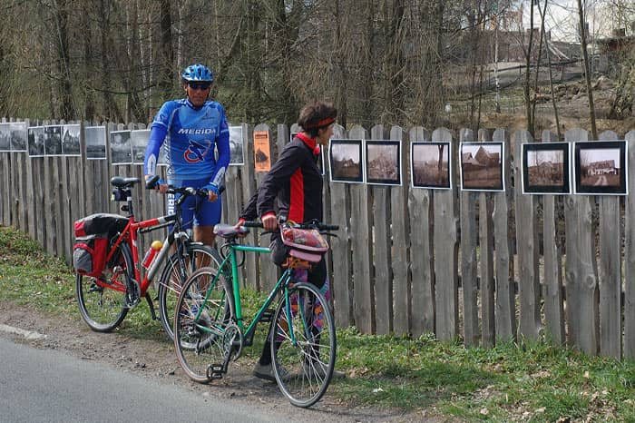 Jacek Jaśko (z brodą) podczas poniedziałkowego wernisażu.