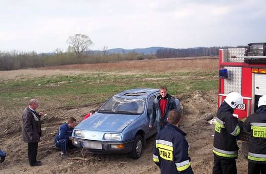 Przygotowania do wyciągnięcia częściowo uszkodzonego forda na jezdnię.